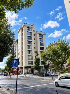 Köşem Apartmanı, kavşaktan görünüm